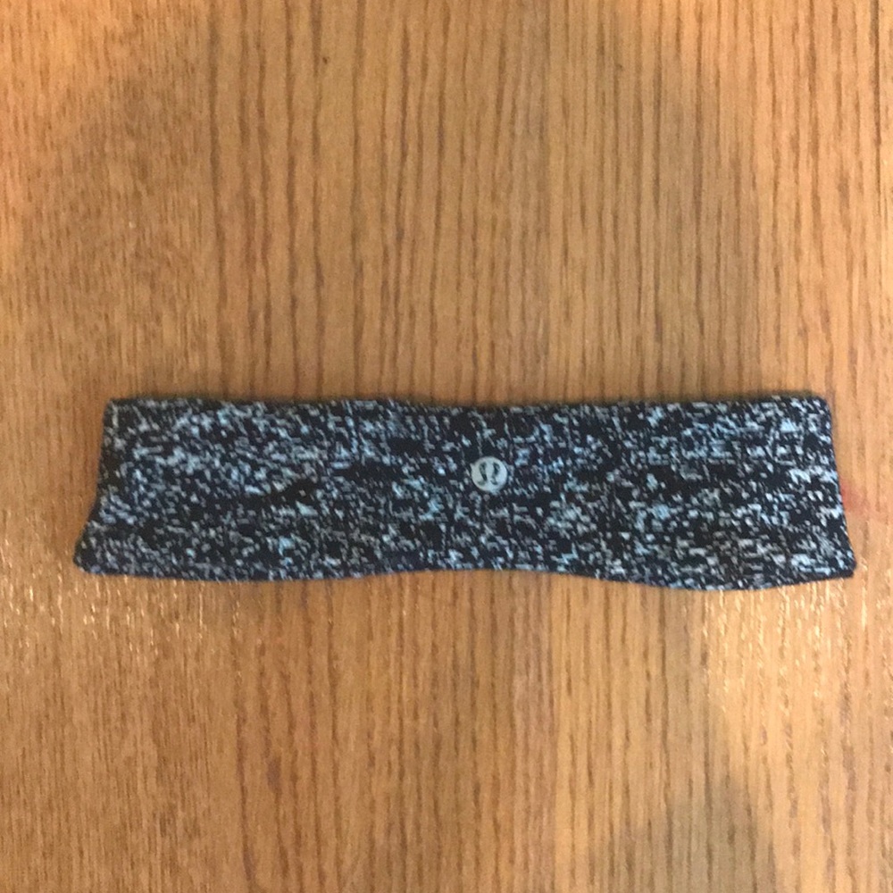 Black and white lululemon headband